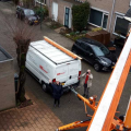 met hoogwerker op pad