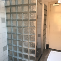 glas blokken geplaatst voor douche